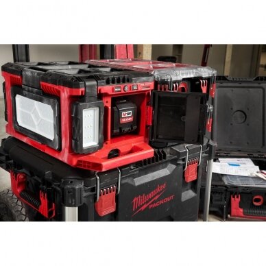 Akumuliatorinis šviestuvas / įkroviklis Milwaukee M18 Poalc-0 M18 Packout 6